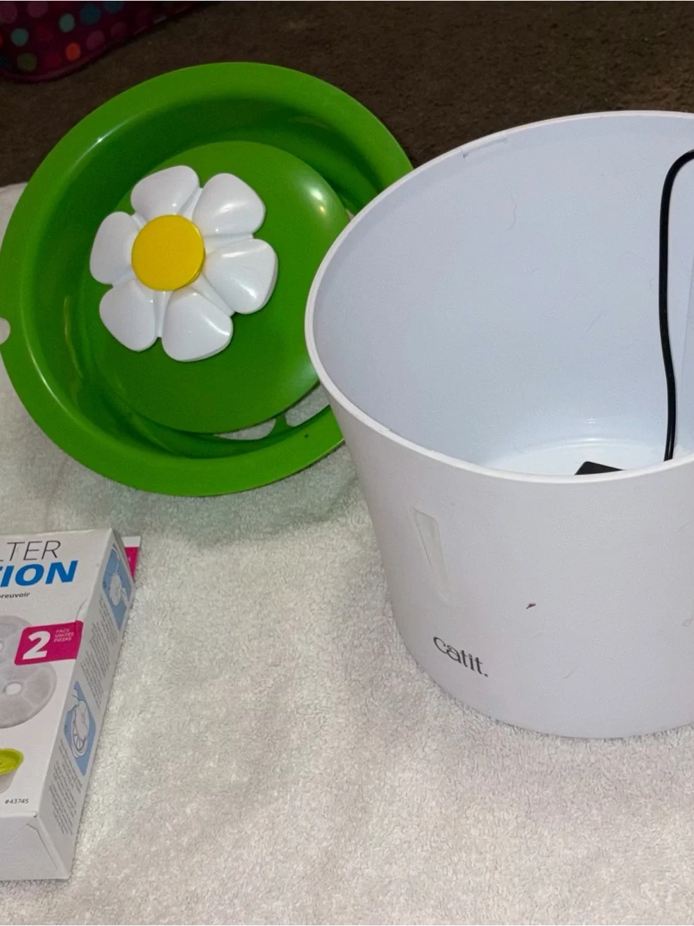 Catit White Pet Water Fountain with Green Daisy Top